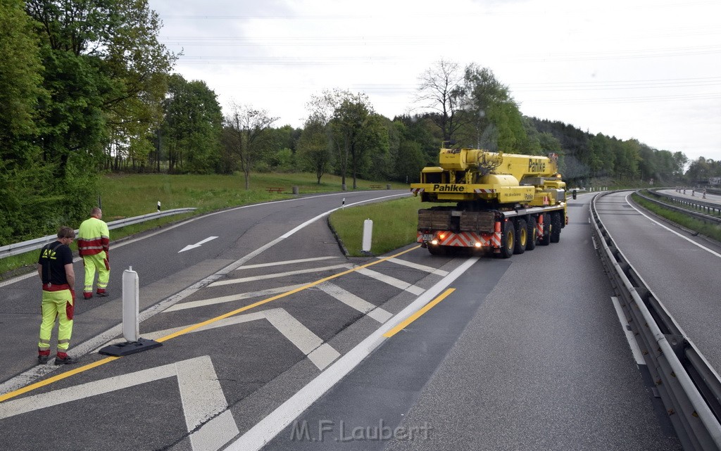 VU Gefahrgut LKW umgestuerzt A 4 Rich Koeln Hoehe AS Gummersbach P017.JPG - Miklos Laubert